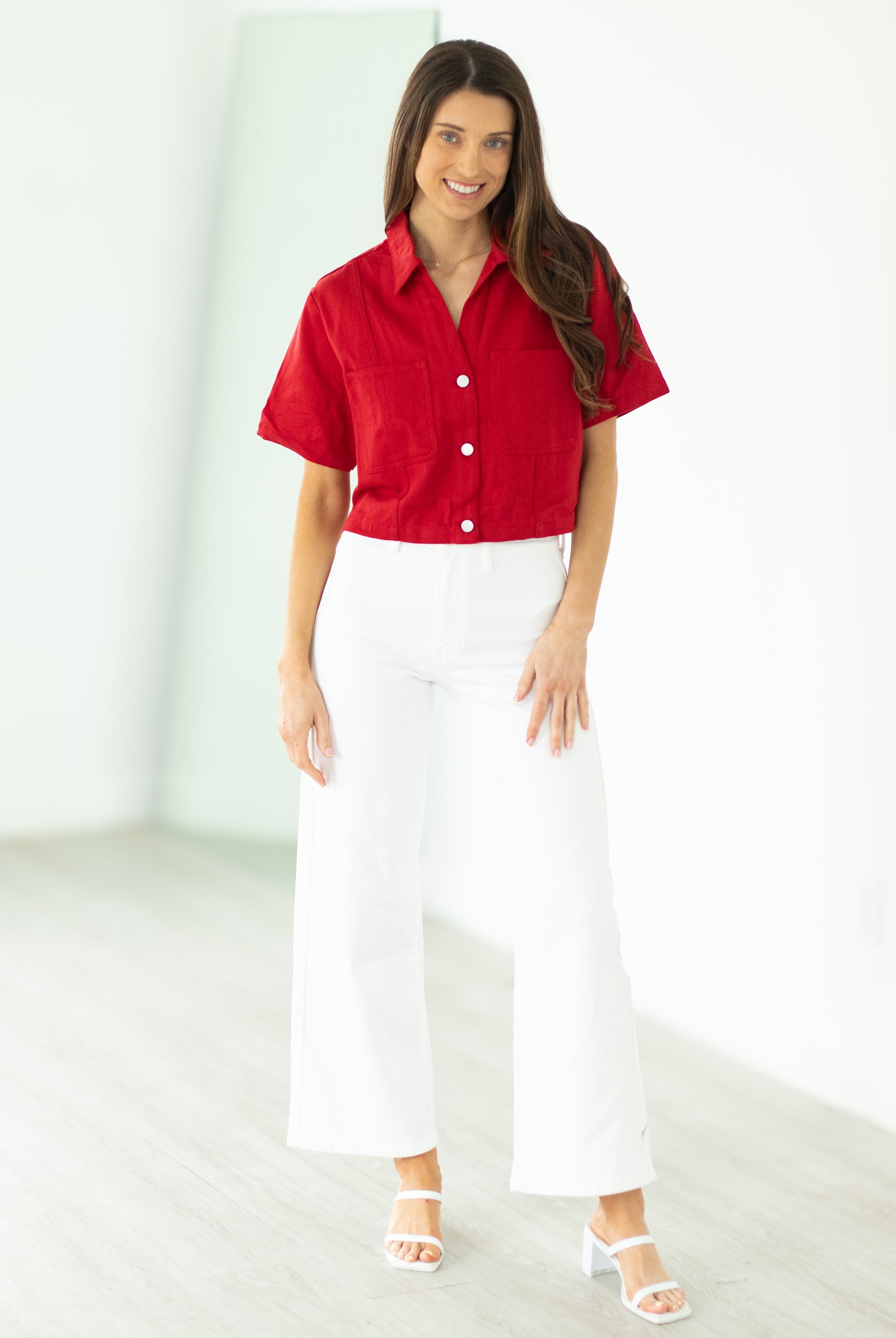 woman wearing white jeans