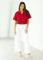 woman wearing white jeans